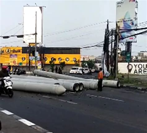 Paku Bumi Jatuh Di Jalan Buah Batu Bandung Lalu Lintas Macet Parah