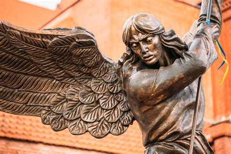 Statua Archanioł Michael Z Szeroko Rozpościerać Zdjęcie Stock Obraz