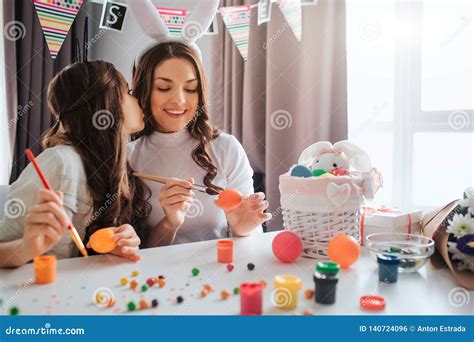 Mujer Joven Preciosa Y Muchacha Que Se Preparan Para Pascua Madre Del