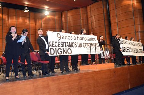 Justo Antes De Iniciar Una Presentación Músicos De La Orquesta Clásica