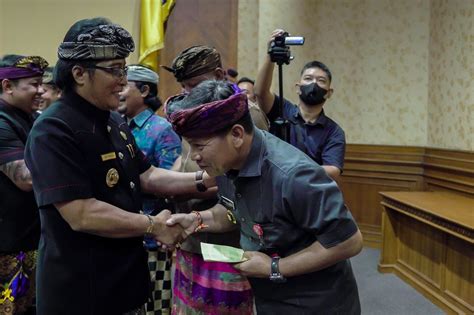 Bupati Giri Prasta Gelontorkan Rp 9 Miliar Dana BKK TPS3R Tahun 2023