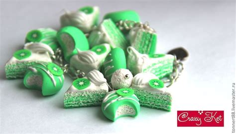 "Фисташковый бисквит и киви".Браслет кусочки тортиков и конфеты ...