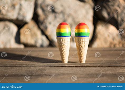Banderas Gay Del Color Del Arco Iris LGBT En Los Huevos Imagen De Archivo Imagen De Color