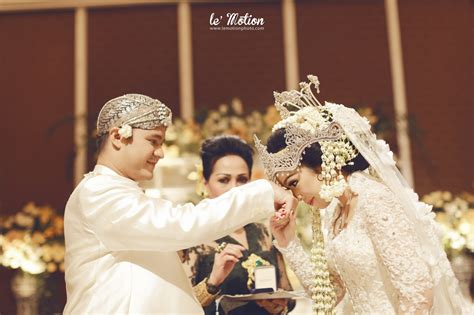 The unison between two cultures: Traditional Melayu and Sunda Wedding - Bridestory Blog