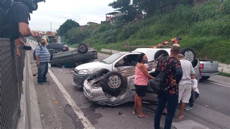 Tr S Carros Capotam Em Acidente Na Rodovia Niter I Manilha