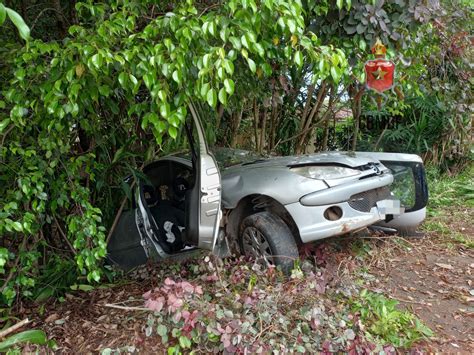 Duas pessoas ficam feridas após carro colidir lixeira de concreto