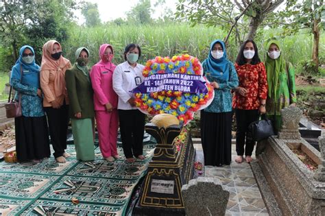 Peringati Hari Kartini Tp Pkk Blora Ziarah Makam Ra Kartini Dan