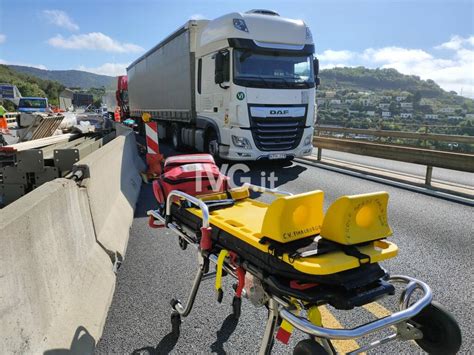 Perde Una Gamba Dopo Essere Stata Travolta Da Un Tir Nell Area Di