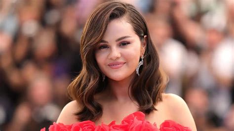 Selena Gomez Peachy Nude Nails Your Go To Summer Style