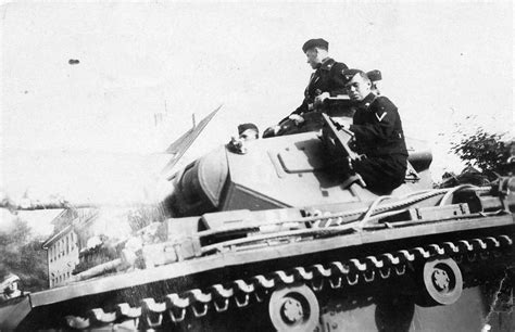 German Panzer III and crew 2 | World War Photos