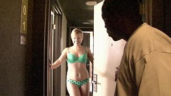 jeune femme blonde salope reçoit une grosse bite noire de son beau père XVIDEOS