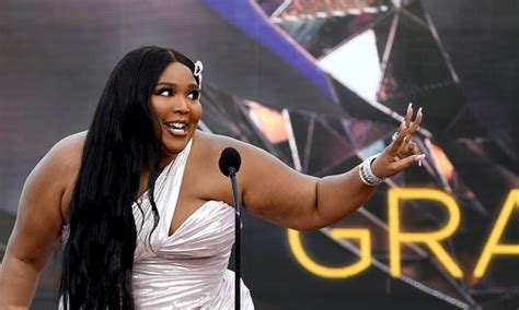 Lizzo Poses In A String Bikini Declares It S A BIG GRRRL SUMMER