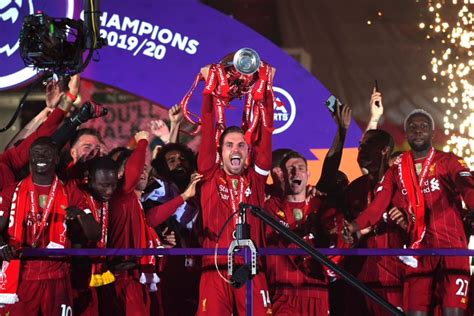 Gelar Pesta Juara Di Anfield Liverpool Angkat Trofi Liga Inggris