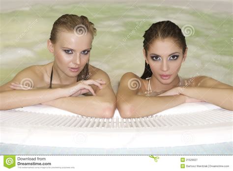 Dos Muchachas Hermosas Jovenes En Jacuzzi Imagen De Archivo Imagen De