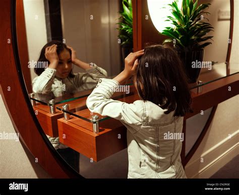 Jeune Fille Regarde Banque De Photographies Et Dimages à Haute