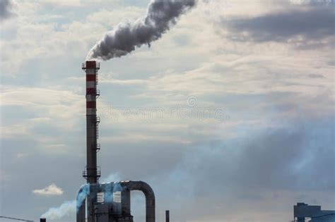 El Fumar Rojo Y Blanco Congriega La Chimenea En Contraluz Con Smok