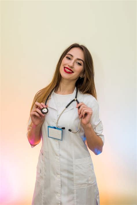 Docteur Gay Et Attirant L uniforme Médical Posant Avec Le Stéthoscope Et L insigne à L hôpital