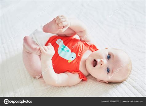 Cute Baby Girl Lying Her Back Touching Her Feet Happy — Stock Photo