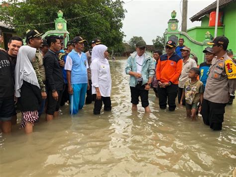 Foto Gubernur Khofifah Di Tengah Banjir Madiun