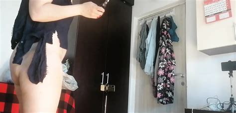 Une Femme Mari E Amateur Danse Poil La Maison Une Amatrice Samuse Essayer Ses V Tements