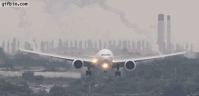 Landing Plane Wortex | Best Funny Gifs Updated Daily