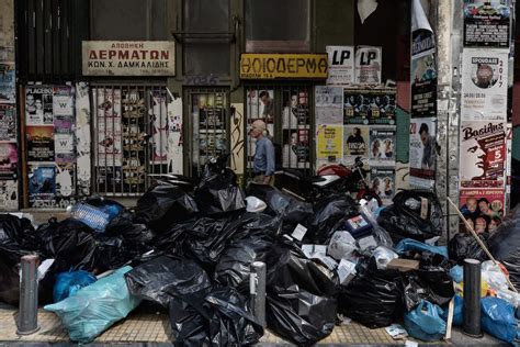 In Grecia Ci Sono Tonnellate Di Rifiuti Per Le Strade Il Post