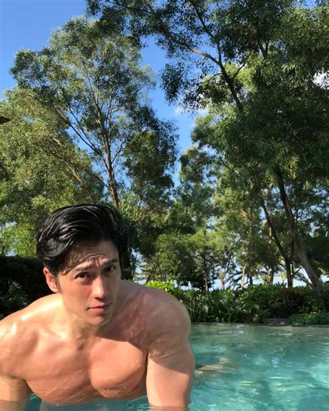 Mẫu nam bằng tuổi Bà Tân Vlog khiến chị em phát sốt với body siêu hot Sugar daddy trong