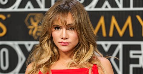 Pregnant Suki Waterhouse Wore A Backless Gown At The Emmys Who What Wear