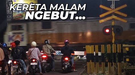 Ngebut Ka Ciremai Di Perlintasan Kereta Api Tegal Malam Hari