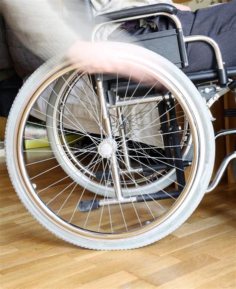 Main De L homme Handicapé Dans La Roue Du Fauteuil Roulant Photo stock