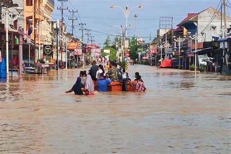 Banjir Di Rohul Kian Parah Jalan Lintas Riau Sumut Terputus