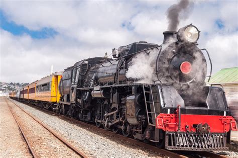 Een Grote Oude Werkende Trein Van De Stoom Stock Foto Image Of