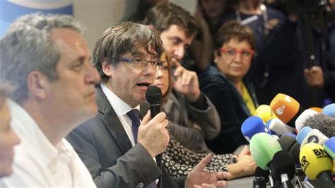 Carles Puigdemont Escoltado Por Varios Exconsellers Durante Su Rueda De Prensa De Bruselas