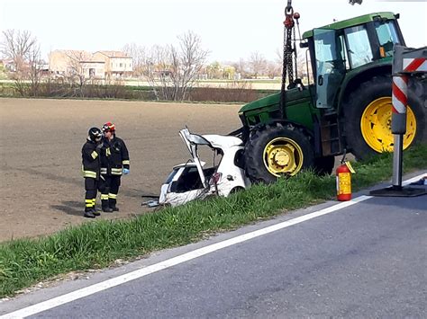 Scontro Tra Un Auto E Un Trattore A Pegognaga Muore Una Mamma Di