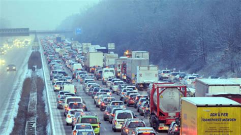 Viele Lkw Wegen Glatteis Liegen Geblieben Hunderte Unf Lle In Nordrhein