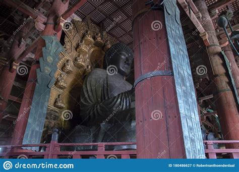 Gran Estatua De Buddha Daibutsu En El Templo Todaiji En Nara Japan