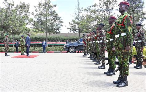 Kenia despide en un acto oficial a 400 policías antes de su inminente