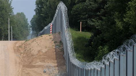 Migranci płynęli pontonem przez Świsłocz nagle nastąpił zwrot