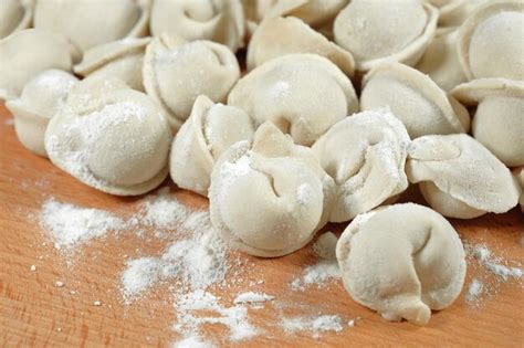 Bolas De Masa Hervida Crudas En Un Primer Plano De Tablero De Madera El