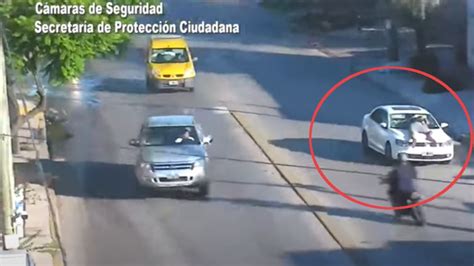 Impactante video chocó y huyó con la víctima colgada en el capot del