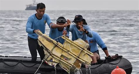 Localizan Las Cajas Negras Del Avión Boeing Que Se Estrelló En Indonesia