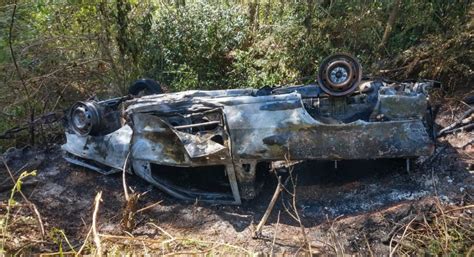 Carro Capota Cai De Ribanceira De Cinco Metros E Pega Fogo No Alto Vale