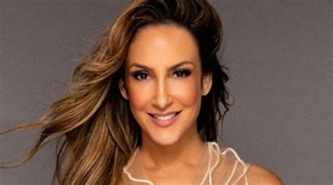 Claudia Leitte Posa De B Quini E Mostra Barriguinha De Gr Vida Veja