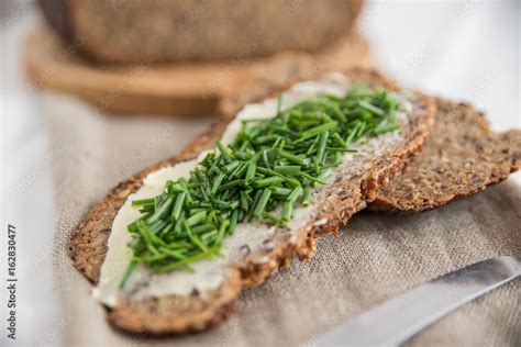 Vollkornbrot Mit Butter Und Schnittlauch Stock Photo Adobe Stock