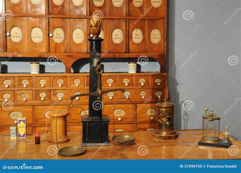 Alte Apotheke Stockfoto Bild Von Kanister Kasten Holz 37090750