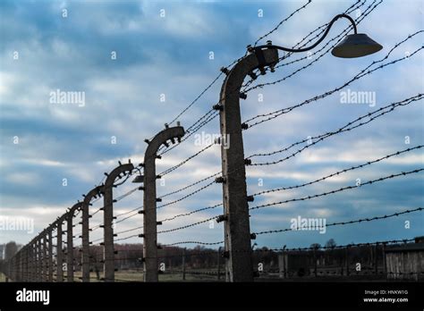 Auschwitz Birkenau Zaun Stockfotos Und Bilder Kaufen Alamy