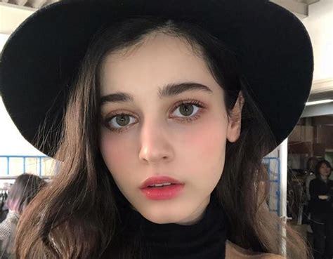 hot girl Ukraine xinh như búp bê nổi tiếng với dân mạng Việt Nam