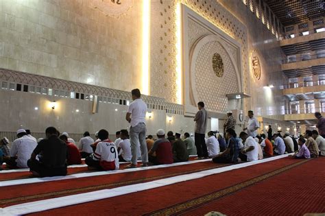 ADAB Dan LARANGAN Ketika Mendengar Khutbah Jumat Muslim Wajib Tahu