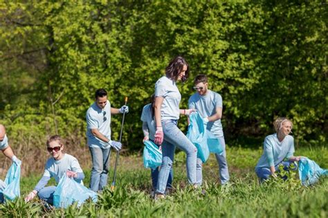 Concepto de voluntariado caridad limpieza personas y ecología