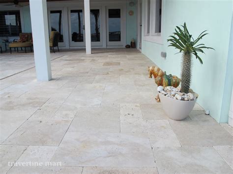 Ivory Tumbled Travertine Pool Deck Tiles And Pavers Moderno Piscina